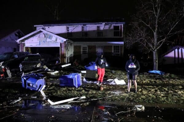 At least 1 dead when severe storms sweep the west medium Photo: Rip Tornados through Missouri