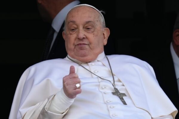 Pope Francis returns to the Vatican after the first appearance from the hospitalization of February 14
