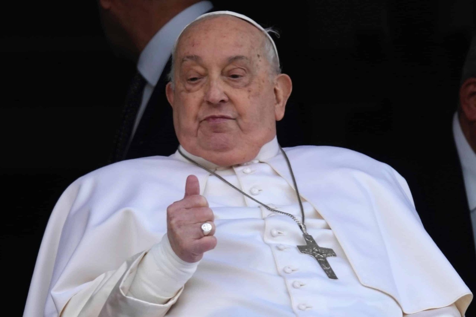 Pope Francis returns to the Vatican after the first appearance from the hospitalization of February 14