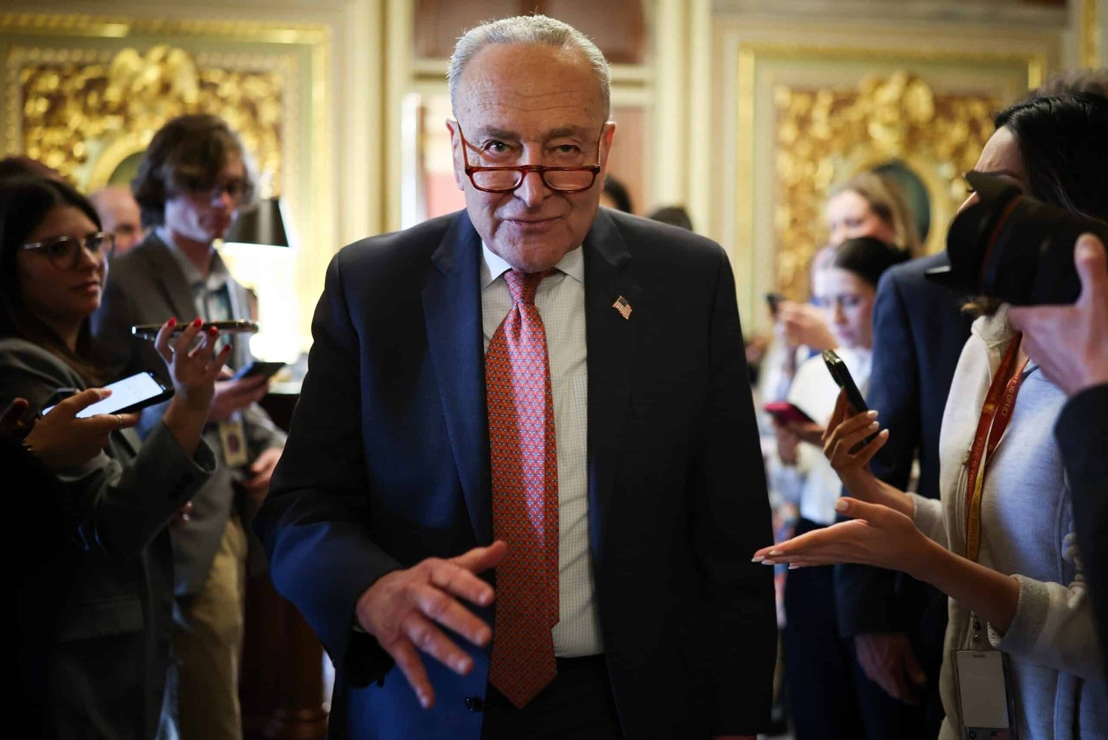 Schumer announces that he will vote to maintain the open government, probably avoiding closure