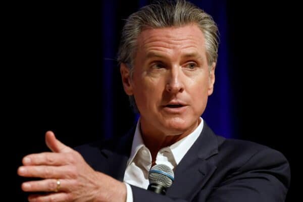 The governor of California, Gavin Newsom, breaks with the party in transgender athletes in women's sports, dismissing a violent reaction