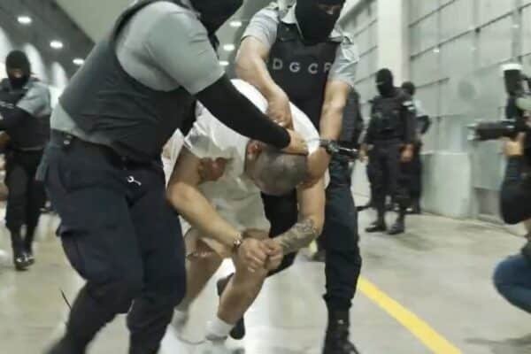 Photo: The photo without a man identified by Jennifer Vásquez Sura as her husband, Kilmar Abrego García, is directed by force by the guards through the center of confinement of terrorism in Tecoluca, El Salvador.