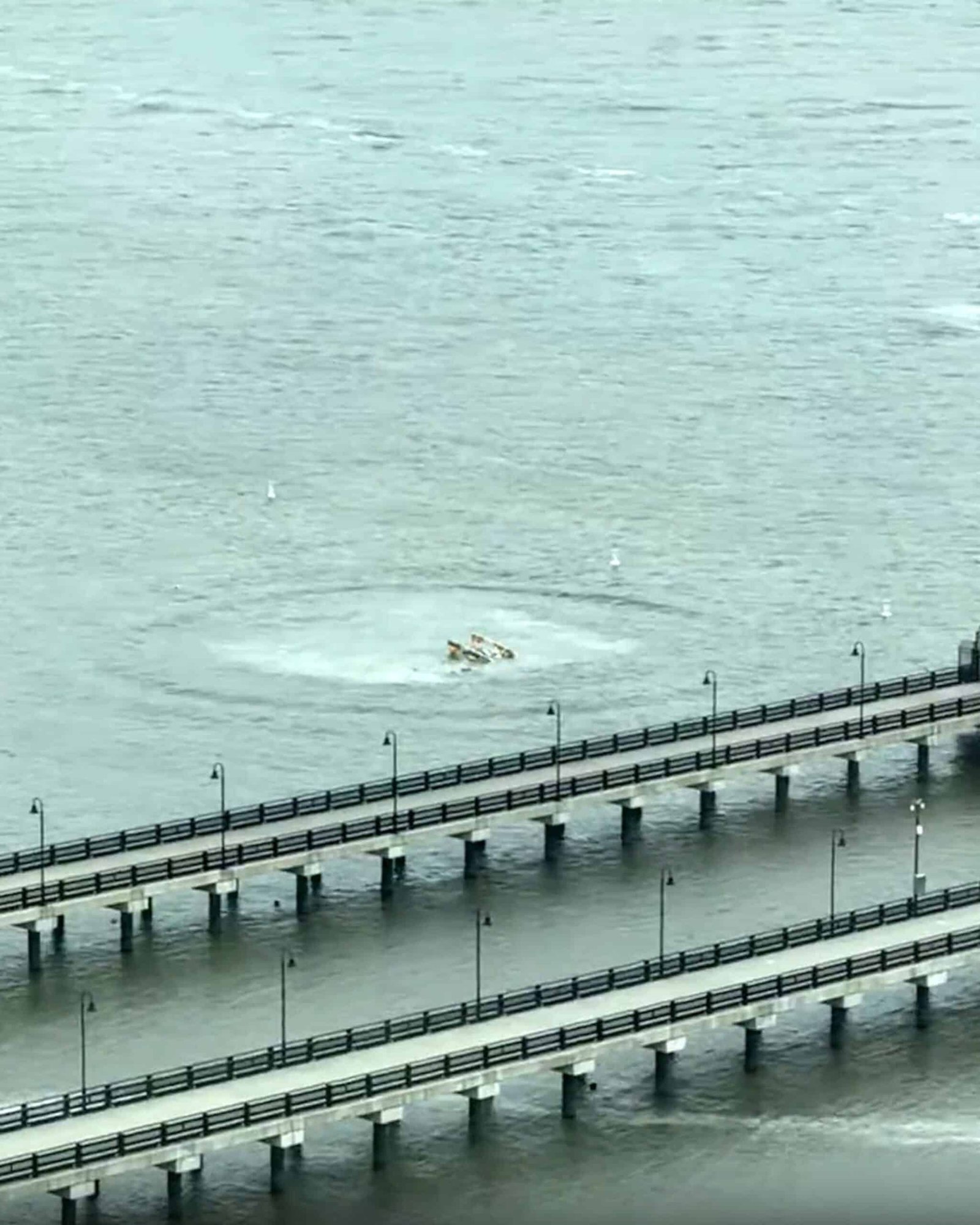 The helicopter crashes in the Hudson River in New York City; 5 killed, looking for 1 more: sources