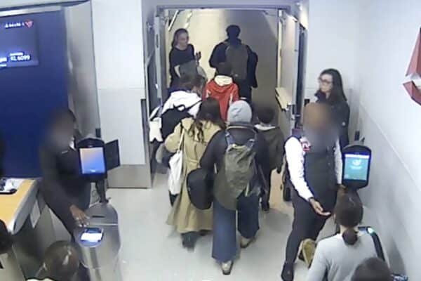 'Very unusual and disconcerting': New videos show the flight of the Stowaway delta delta from Stowaway from New York to Paris to Paris