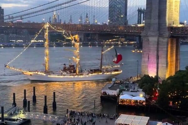 The Mexican Navy sailboat crashes against the Brooklyn bridge, at least 19 injured: officials