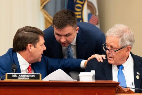 The Republican hard funds challenge Trump, Johnson as mega-facture does not advance