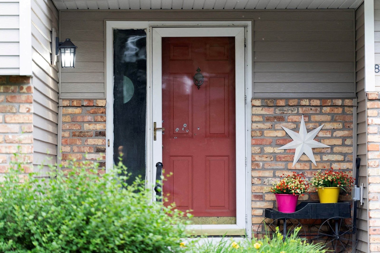 Photo: The bullet holes mark the main door of the state senator of Minnesota John Hoffman, who was shot with his wife, Yvette, in Champlin, Minnesota, USA. UU., June 14, 2025.